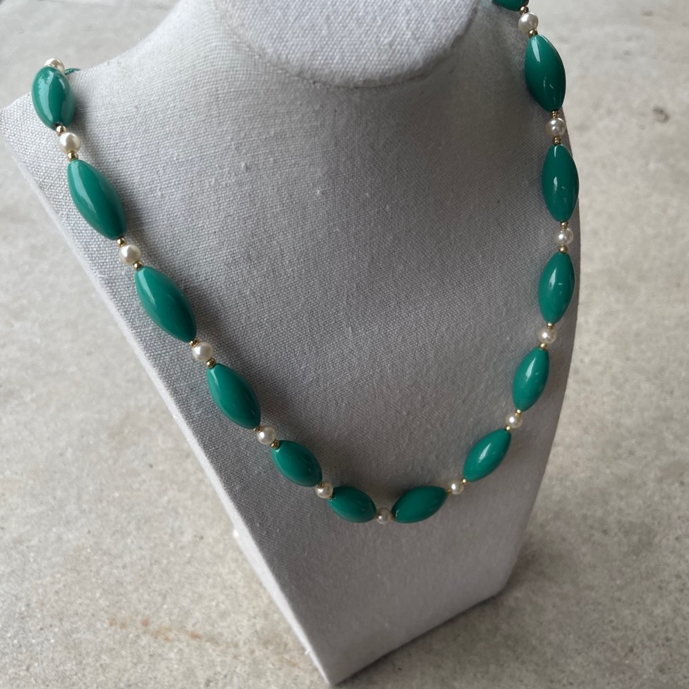 vintage necklace featuring chunky green beads and small Faux Pearls spacers - Picture 4 of 10